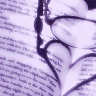 Óculos interagindo com o livro e deixando uma sombra em formato de coração.